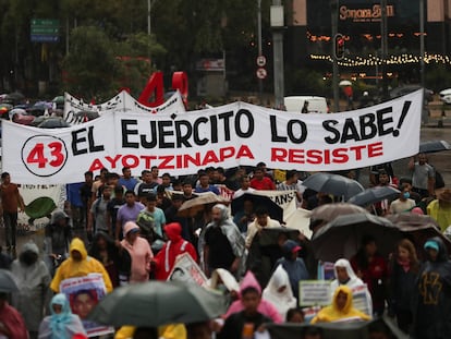 Una marcha para exigir justicia para los 43 estudiantes de Ayotzinapa, en Ciudad de México.