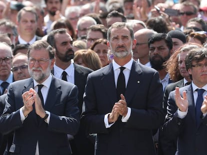 Rajoy, el Rei i Puigdemont en el minut de silenci per les v&iacute;ctimes de l&#039;atemptat. 