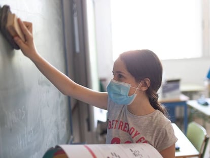 Una alumna en un instituto, en Sevilla.