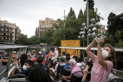 Una turista fotografía desde el autobús descapotable