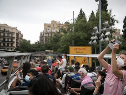 Una turista fotografía desde el autobús descapotable