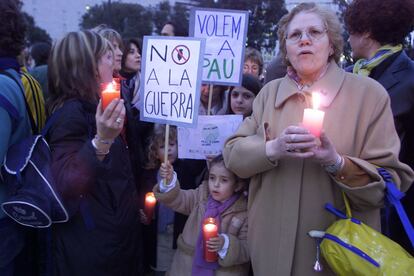 Barcelona, 26/03/2003. Concentración con velas En la plaza de Cataluña para protestar contra la guerra de Irak.