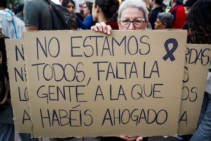 "No estamos todos, falta la gente a la que habéis ahogado" es el lema de un cartel que muestra una manifestante.