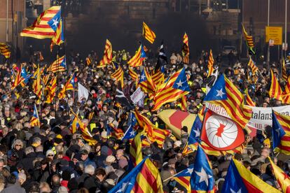 Bajo el lema 'Aquí no s’ha acabat res (Aquí no ha acabado nada)', el independentismo se ha movilizado para responder al presidente del Gobierno, Pedro Sánchez, que el 'procés' no ha terminado.