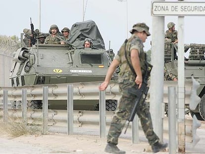Soldados españoles patrullan en el perímetro fronterizo de Melilla.