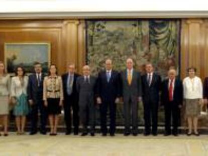El rey Juan Carlos, con los miembros del pleno del Tribunal de Cuentas, a los que recibió hoy en el Palacio de la Zarzuela el pasado 27 de septiembre. EFE/Archivo