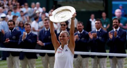 Kerber alza la bandeja de campeona en Wimbledon.