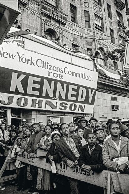 Escena en octubre de 1960 tomada en el distrito neoyorquino de Harlem, donde Kennedy cosechó apoyo ciudadano tras incorporar a su candidatura presidencial a Lyndon B. Johnson, su rival en la convención demócrata, que había promovido como senador relevantes reformas legislativas a favor de los derechos civiles.  CRÉDITO: TASCHEN