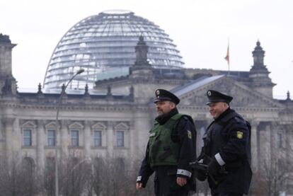 Dos agentes patrullan ante la sede del Parlamento alemán.