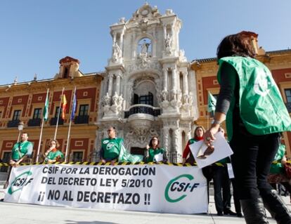 Funcionarios de la Junta andaluza realizan una cadena humana en señal de protesta por el decreto de reordenación del sector público.