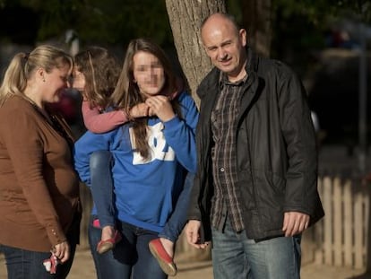 Brazilians Rosemeri Bastos and Francisco Andre Teixeira with their two daughters in Santa Coloma de Gramenet.