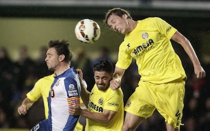 Pina, del Villarreal, cabecea tras el blanquiazul Sergio García.