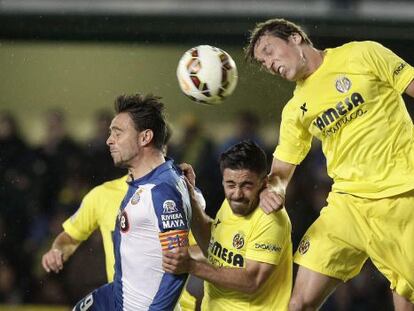 Pina, del Villarreal, cabecea tras el blanquiazul Sergio García.