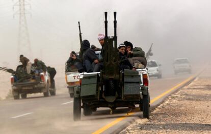 Rebeldes ponen pies en polvorosa tras el avance de las tropas de Gadafi hacia Ajdabiyah.