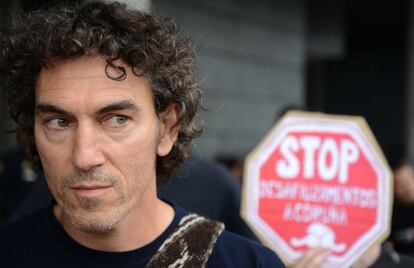 El bombero Roberto Rivas, hoy en las puertas de los juzgados de A Coruña.