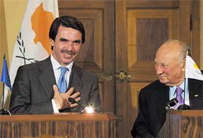 José María Aznar y el presidente chipriota, Glafkos Clerides, durante la rueda de prensa que ofrecieron en Nicosia.