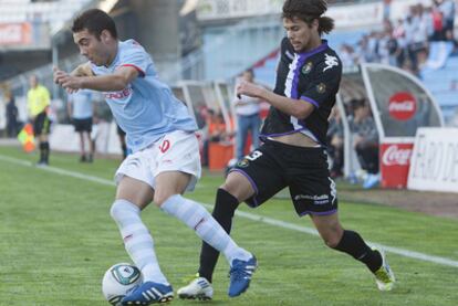 Aspas y Marquitos pugnan por la pelota.