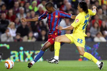 Eto'o y Juan Manuel Pena luchan por un balón en el partido disputado, en Camp Nou, entre el Barça y el Villarreal.