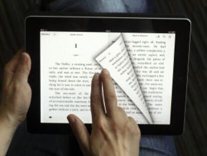 Una persona lee un libro en un iPad.