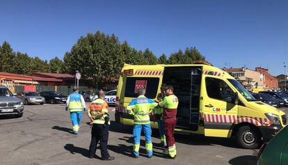 Un equipo de Emergencias, en el lugar donde fue hallado el cadáver del lotero de Boadilla del Monte.