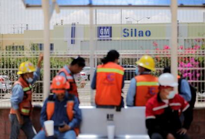 Trabajadores afuera de la planta de General Motors durante votación del contrato colectivo.