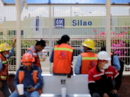 Trabajadores afuera de la planta de General Motors durante votación del contrato colectivo.