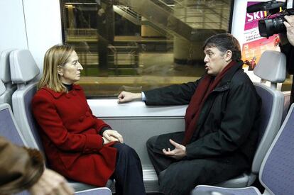 La ministra de de Fomento, Ana Pastor, junto al consejero de Movilidad, Lluís Recoder, en un tren de Cercanías.