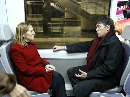 La ministra de de Fomento, Ana Pastor, junto al consejero de Movilidad, Lluís Recoder, en un tren de Cercanías.