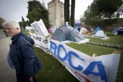 Los trabajadores de la planta de la empresa de sanitarios Roca en Alcalá de Henares en una acampada frente a la fábrica. EFE/Archivo