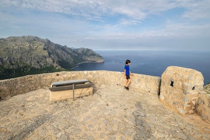 Las vistas desde la terraza de la torre Sa Mola de Cala Tuent, en la sierra mallorquina de Tramuntana.