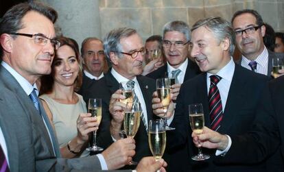 Mas, Chacón,Trias y Blanco brindan tras el anuncio de la Unión Europea