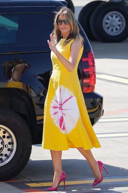 Melania, con vestido de Calvin Klein y zapatos de Christian Louboutin.