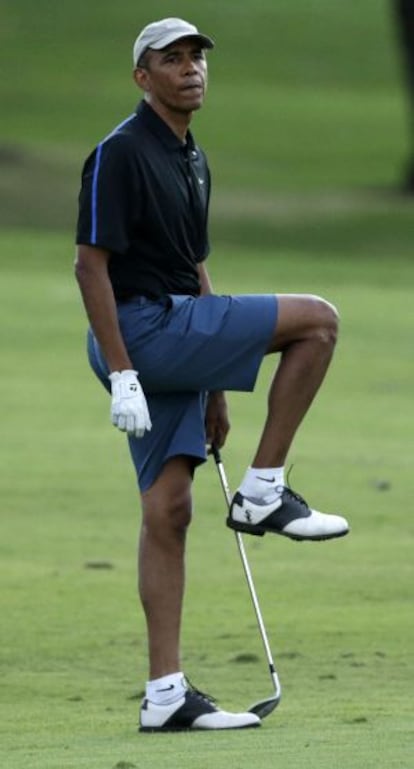 Barack Obama, aquesta setmana jugant a golf a Hawaii.