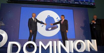 El presidente de CIE y de la compañía Dominion, Antón Pradera, a la derecha, y el consejero delegado, Mikel Barandiaran, en la salida a Bolsa de la empresa en 2016.