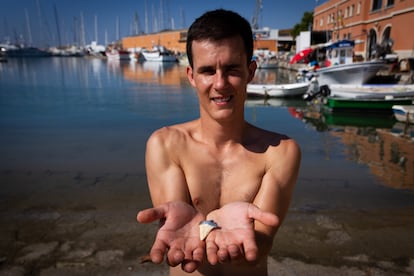 El pescador Joan Martorell, quién encontró un diente de tiburón blanco mientras trabajaba en las costas de Mallorca, fotografiado esta semana.