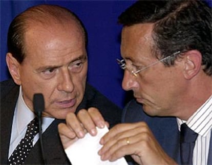 Silvio Berlusconi (izquierda), habla con su número dos, Gianfranco Fini, al final del consejo de ministros.