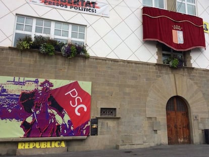 Fachada del Ayuntamiento de Olot con la pancarta contra el PSC.