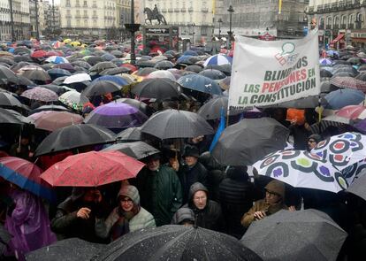 Manifestació a Madrid, sota la pluja.