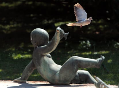 Un tórtola sobrevuela una fuente en el palacete Albéniz de Montjuïc.