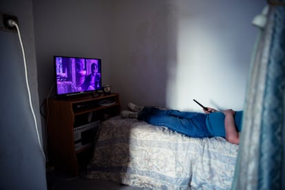 Alberto ve la televisión en su casa de Vallecas (Madrid). Según un informe de Madrid Salud, el 21,5% de las personas que viven solas afirman sentir una soledad no deseada.