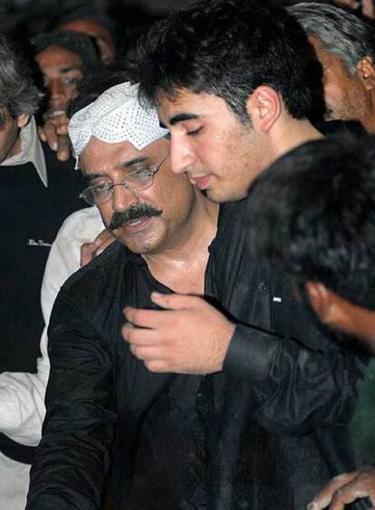 Asif Ali Zardari (izquierda), marido de Bhutto, con su hijo Bilawal.