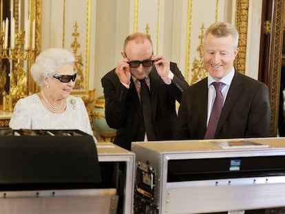 La reina Isabel lleva gafas de tres dimensiones con aplicaciones de cristales de Svarowski, al momento de grabar el discurso.