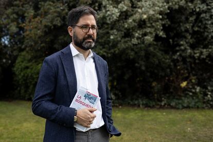 Cristóbal Jimeno sostiene una copia de su libro 'La búsqueda'.