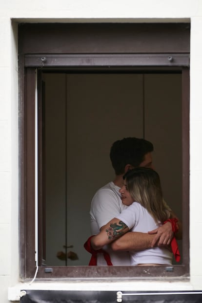 Una pareja se abraza minutos antes del comienzo del chupinazo de San Fermín 2022. 