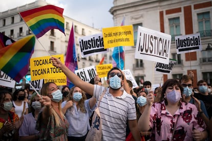 Manifestación contra la violencia que sufre el colectivo LGTBI, en la Puerta del Sol de Madrid, el sábado.