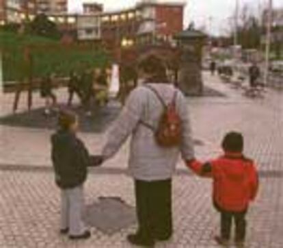 Una voluntaria del programa Kanguras cuida a dos niños en el barrio Larratxo, en San Sebastián.