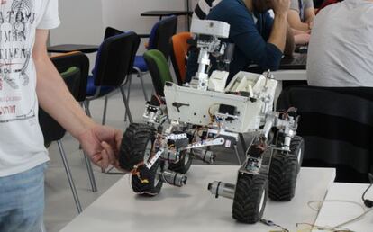 La r&eacute;plica del robot &#039;Curiosity&#039; programada en c&oacute;digo abierto.