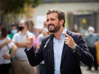 El presidente del Partido Popular, Pablo Casado, tras su visita a un bloque de pisos afectado por okupaciones ilegales, en Badalona.