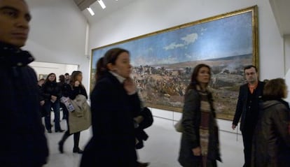 Visitantes delante de 'La batalla de Tetuán', de Fortuny