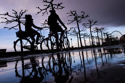 Paseo a orillas del río Rin tras una tormenta en Düsseldorf (Alemania).